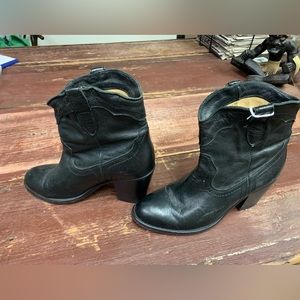 Black leather Frye ankle boots woman’s size 8 worn very little